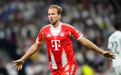 Đội trưởng Harry Kane ăn mừng bàn thắng cùng các đồng đội trong màu áo Tam Sư tại ngày hội bóng đá lớn