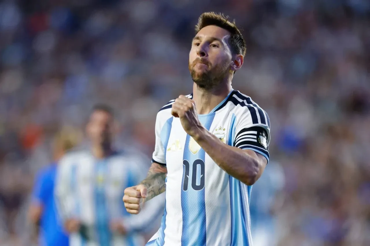 Cổ động viên Argentina giơ cao áo đấu ăn mừng các kỷ lục vô tiền khoáng hậu của Messi
