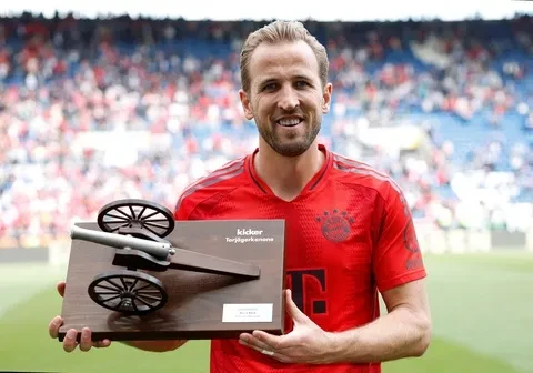 Harry Kane nâng cao cúp vô địch Bundesliga cùng các đồng đội Bayern Munich