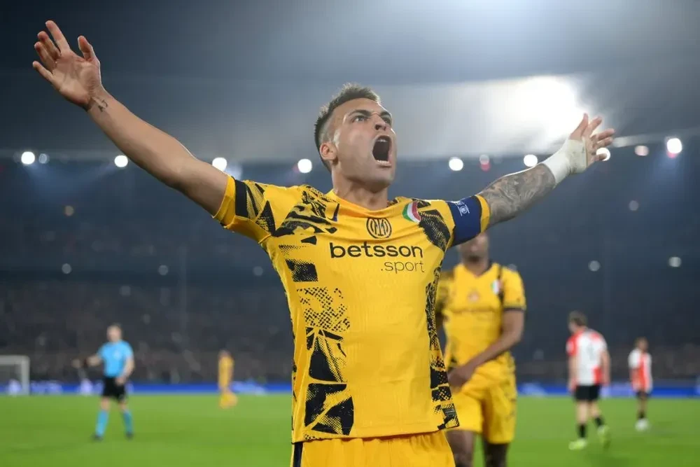 Lautaro Martinez tri ân các cổ động viên Interisti rực rỡ trên khán đài San Siro