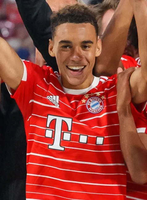 Jamal Musiala thời niên thiếu trong màu áo đội trẻ trước khi chuyển sang Bayern Munich