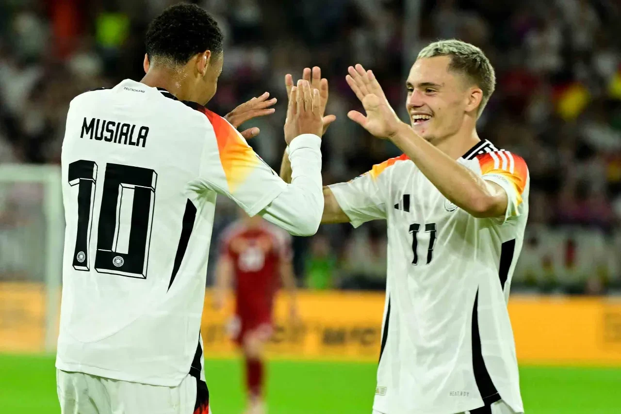 HLV Julian Nagelsmann trao đổi chiến thuật với các phương án nhân sự dự phòng