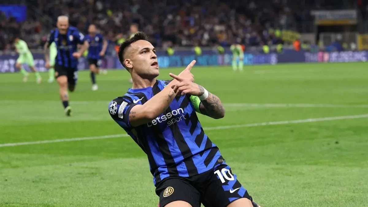 Cảnh tượng Lautaro Martinez giơ cao chiếc cúp vô địch cùng các đồng đội Inter Milan